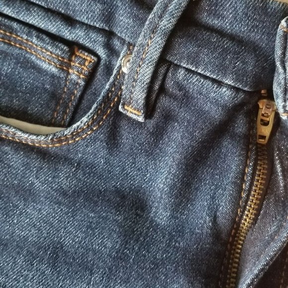Good American Good Waist Chewed Back Pockets Jeans - Picture 16 of 16